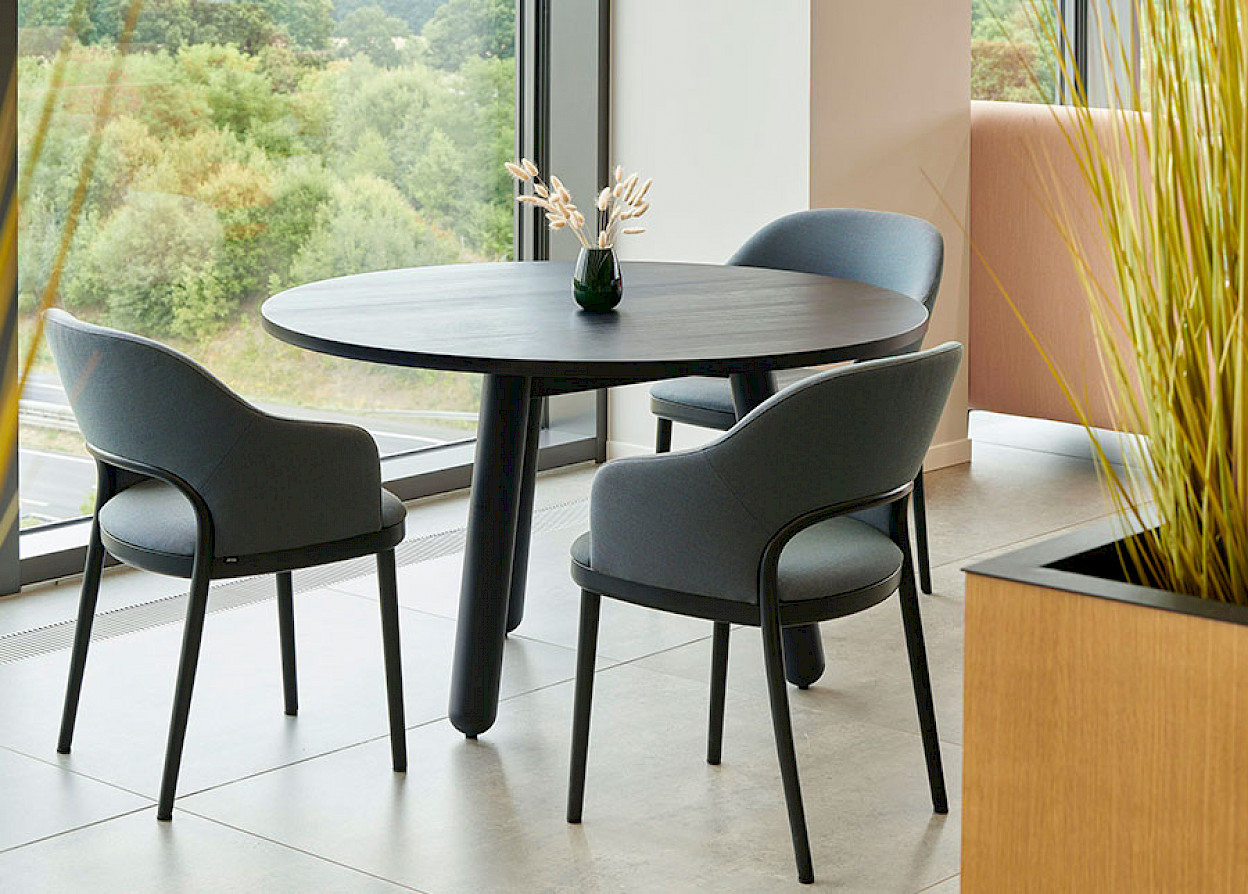 Der hochwertige Polsterstuhl 520 von Marco Dessí bereichert Räume und steht für zeitgemäße Eleganz und kommunikatives Miteinander. Bild: Thonet