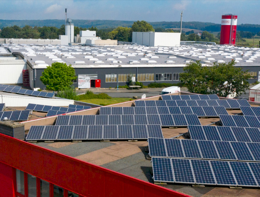 Mit Maßnahmen wie Fotovoltaik, neuer Beleuchtung und Druckluftversorgung hat ASSMANN den Stromverbrauch bislang um 205 MWh pro Jahr reduziert.