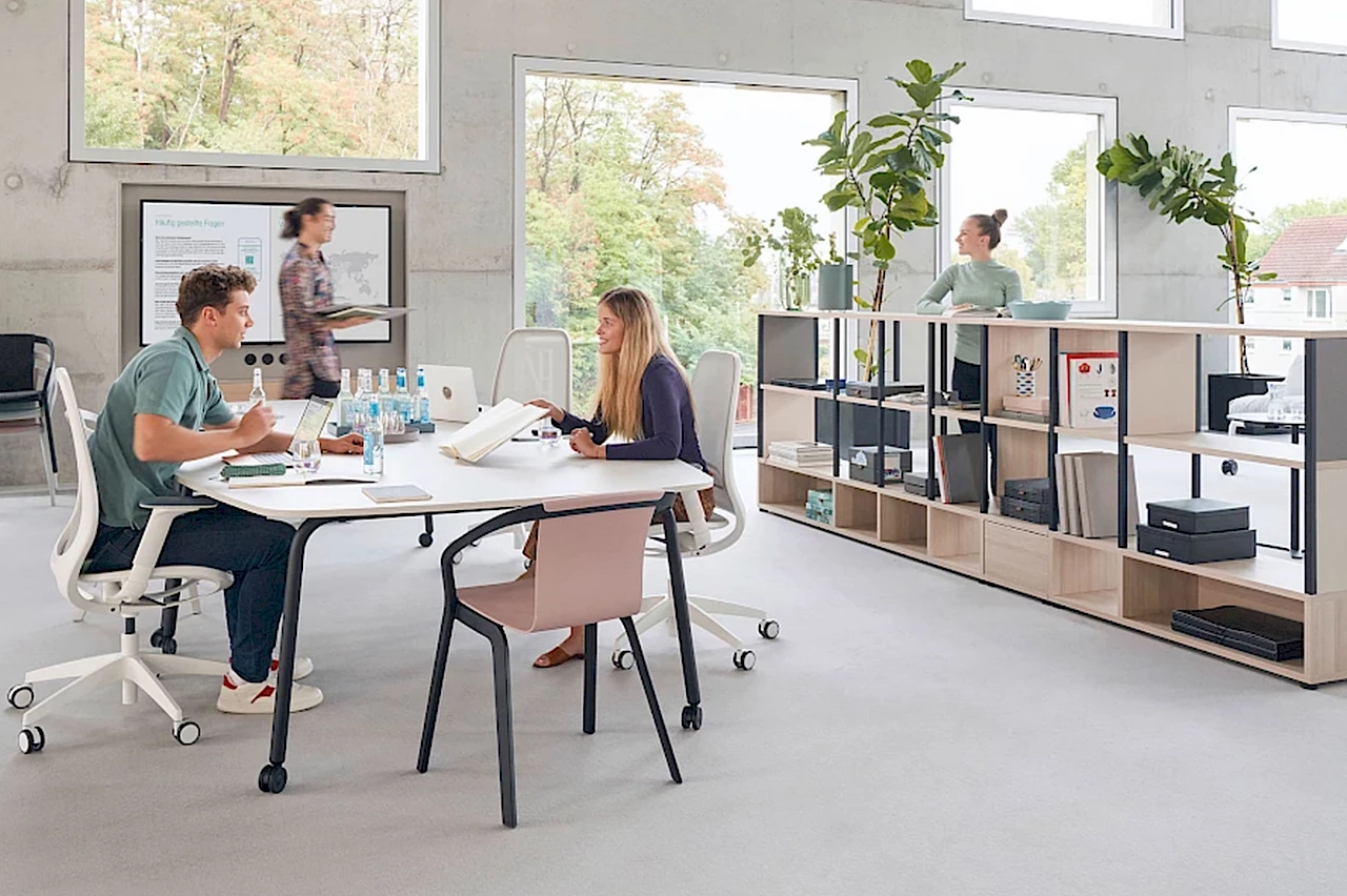 Office situation with se-Matrix furniture by Sedus