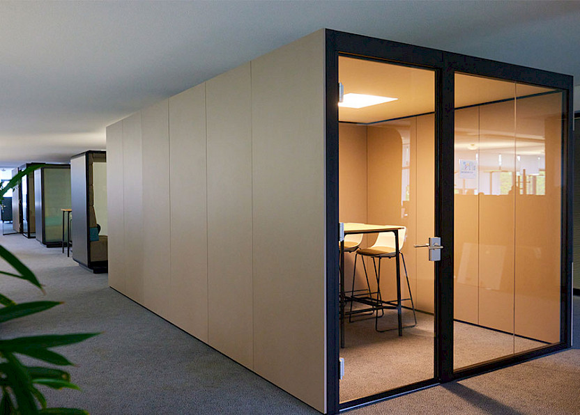 Spacious meeting boxes for quiet and privacy