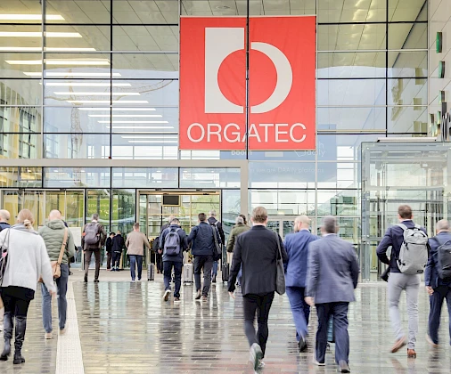 Die ORGATEC 2024 steht fest im Kalender von Entscheidern unterschiedlichster Branchen. Das und weitere positive Signale lassen die Büromöbelhersteller trotz eines schwachen ersten Halbjahrs zuversichtlich in die Zukunft blicken. Bild: Koelnmesse.