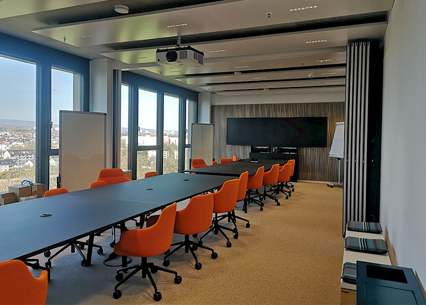 Die flexiblen Büroflächen bieten großartige Aussichten auf den Taunus und die Skyline von Frankfurt.