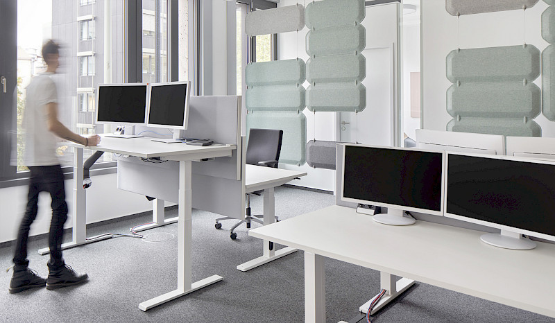 Sitz-/Steh-Arbeitstische schaffen ideale Voraussetzungen für häufige Haltungswechsel. Bild: © Kinnarps Sitz-/Steh-Arbeitstische schaffen ideale Voraussetzungen für häufige Haltungswechsel. Bild: © Kinnarps