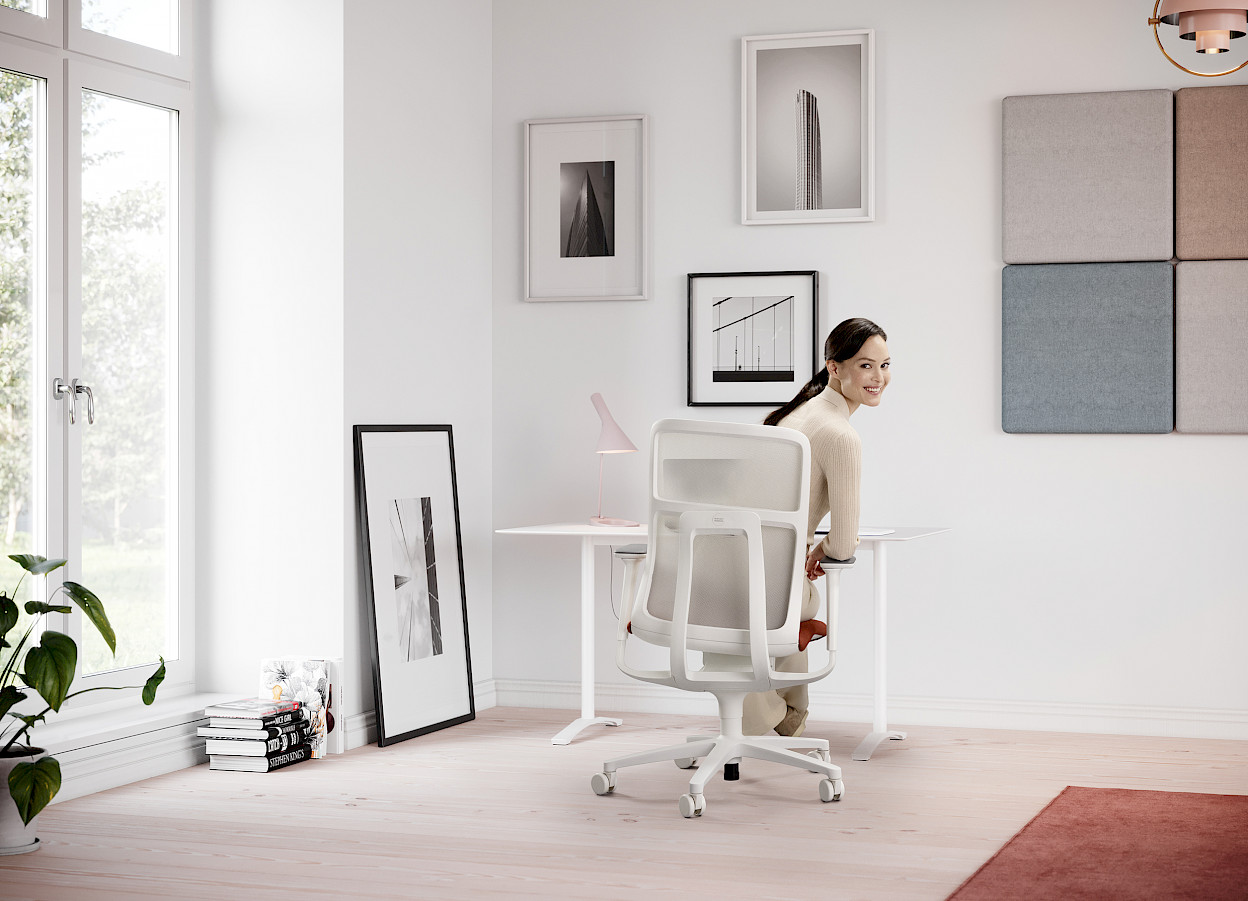 Bewegungsförderung ist beim stundenlangen Sitzen im Homeoffice das A+O.  Dreidimensional bewegliche Bürostühle gelten derzeit als State-of-the-Art für gesundes Sitzen.